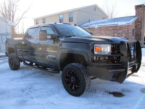 Used 2017 GMC Sierra 2500 SLE w/ SLE Preferred Package image 4