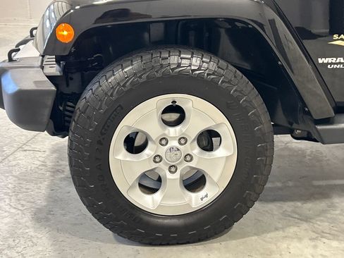 Used 2015 Jeep Wrangler Unlimited Sahara w/ Connectivity Group AWD/4WD image 11