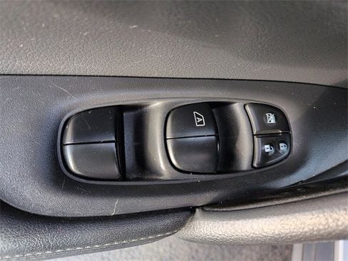 Used 2018 Nissan Rogue SV image 16