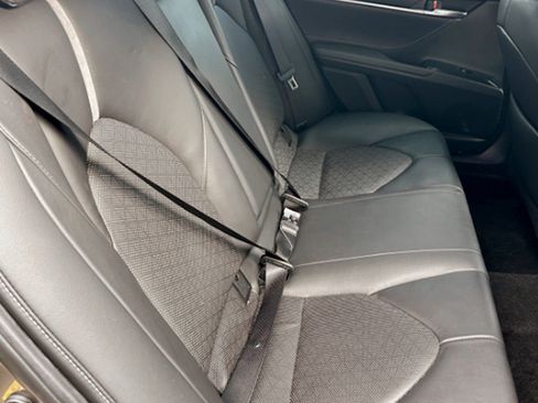 Used 2018 Toyota Camry XSE image 9