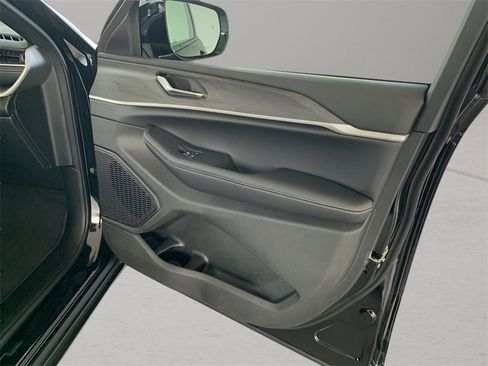 New 2025 Jeep Grand Cherokee Limited w/ Black Appearance Package image 70