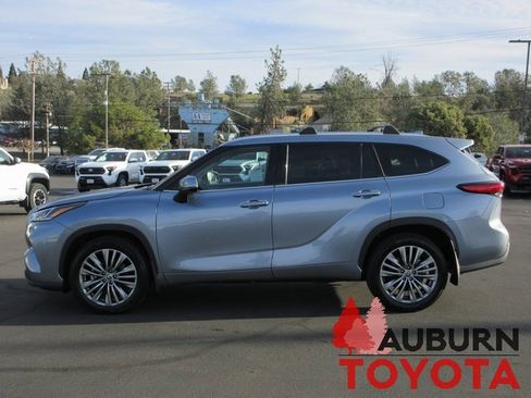 Certified 2022 Toyota Highlander Platinum image 9
