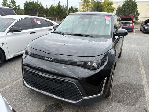 Used 2025 Kia Soul LX FWD image 8