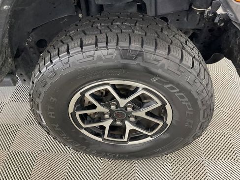 Used 2024 Jeep Wrangler Unlimited Rubicon AWD/4WD image 10