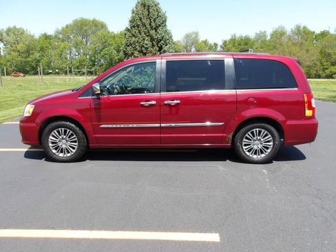 Used 2013 Chrysler Town & Country Touring-L w/ Driver Convenience Group FWD image 10