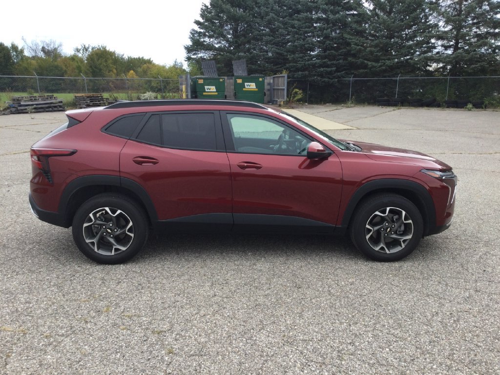 Used 2024 Chevrolet Trax LT w/ Driver Confidence Package FWD image 8