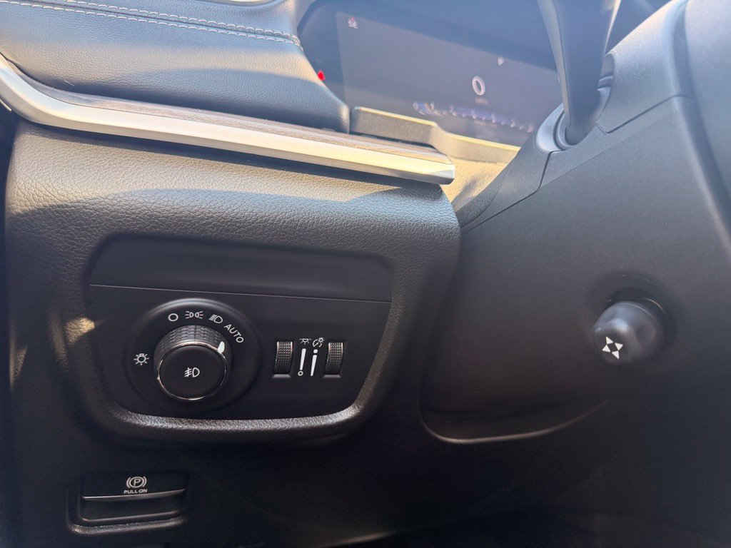 Used 2023 Jeep Grand Cherokee L Limited w/ Luxury Tech Group II AWD/4WD image 38