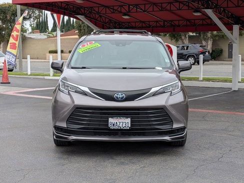 Used 2021 Toyota Sienna LE FWD image 2