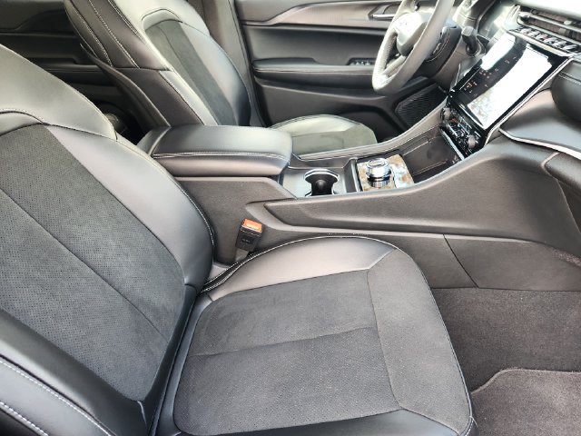 Used 2025 Jeep Grand Cherokee Altitude RWD image 14