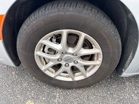 Used 2024 Chrysler Pacifica Touring-L FWD image 10