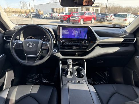 Used 2024 Toyota Highlander XLE image 29
