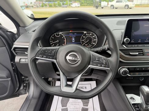 Used 2025 Nissan Altima 2.5 SV FWD image 16