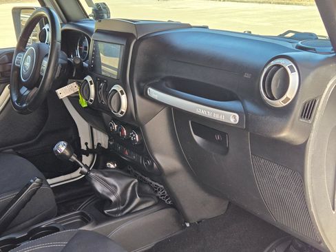 Used 2015 Jeep Wrangler Unlimited Rubicon w/ Connectivity Group AWD/4WD image 29