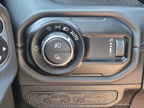 Used 2025 Jeep Gladiator Rubicon w/ Convenience Group AWD/4WD image 25