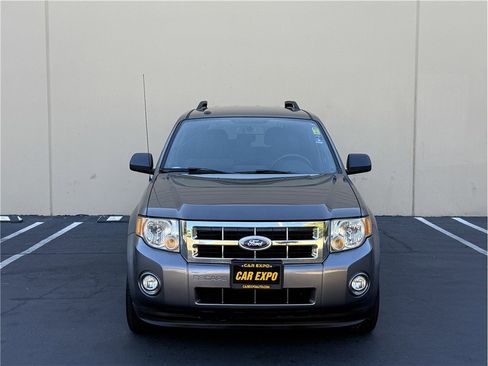 Used 2010 Ford Escape XLT image 2