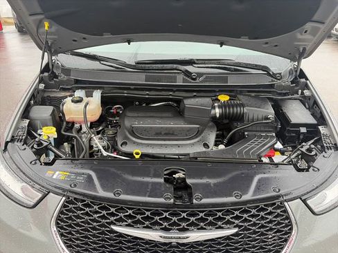 Used 2023 Chrysler Pacifica Touring-L FWD image 53