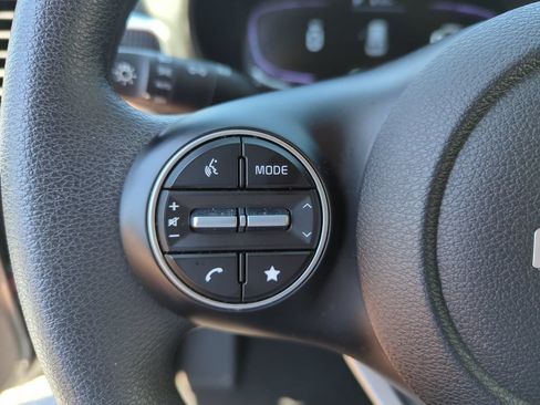 Used 2025 Kia Soul LX w/ LX Technology Package FWD image 22