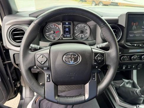 Used 2022 Toyota Tacoma TRD Off-Road w/ Technology Package AWD/4WD image 13