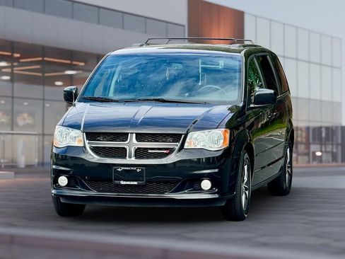 Used 2017 Dodge Grand Caravan SXT image 2