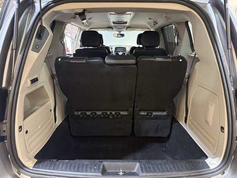 Used 2014 Chrysler Town & Country Touring-L FWD image 14