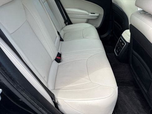 Used 2017 Chrysler 300 C w/ Safetytec Plus Group AWD/4WD image 34