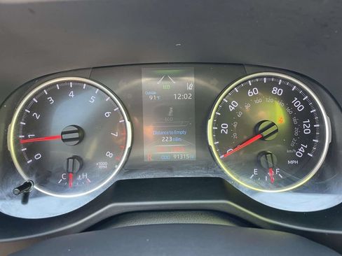 Used 2019 Toyota RAV4 LE FWD image 21