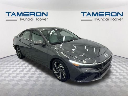 Used 2025 Hyundai Elantra Limited image 7