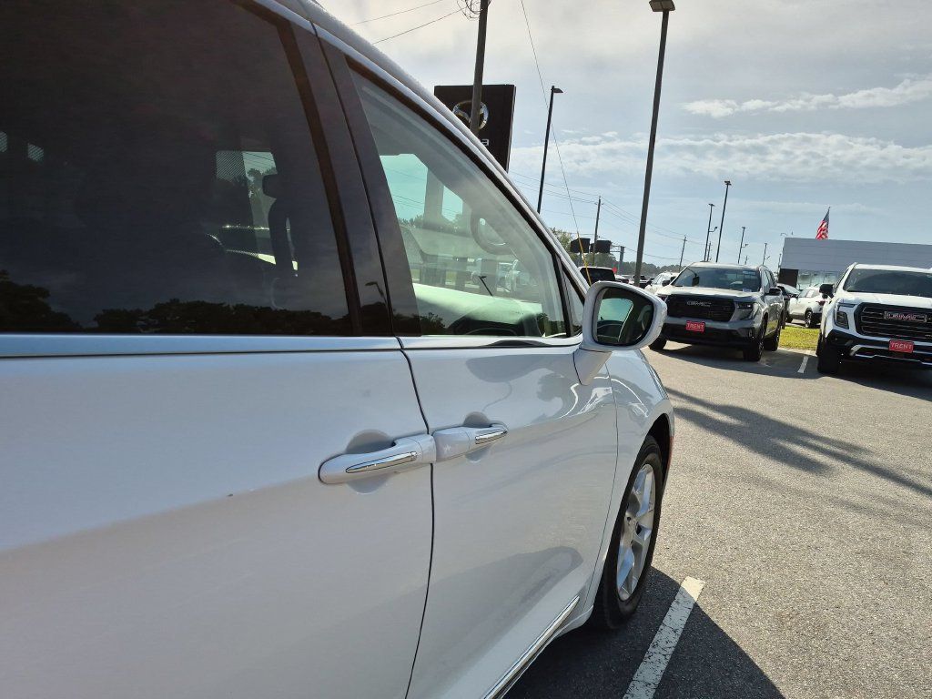 Used 2018 Chrysler Pacifica Touring-L Plus w/ Tire & Wheel Group FWD image 12