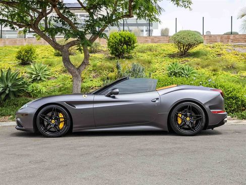 Used 2016 Ferrari California T RWD image 3