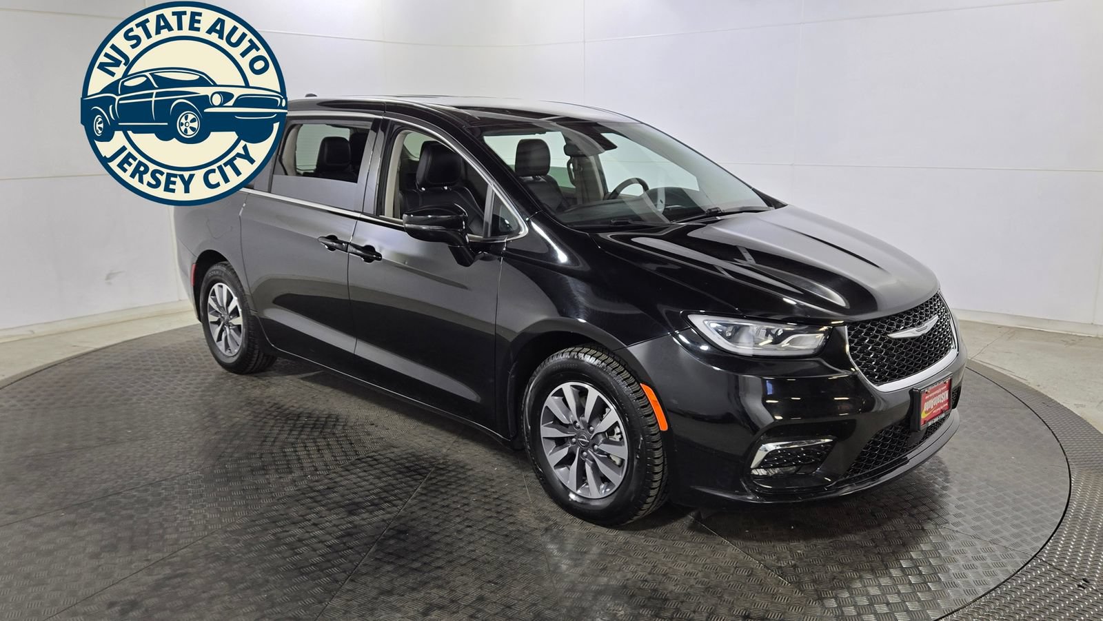 Used 2024 Chrysler Pacifica Limited FWD image 9