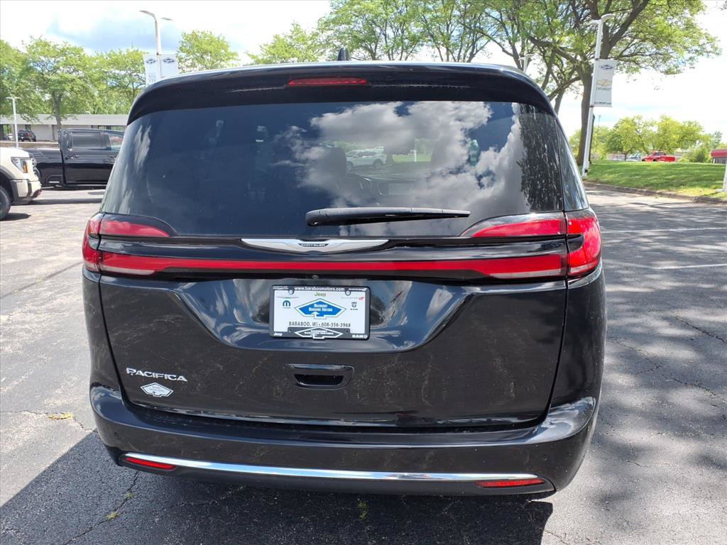 Used 2024 Chrysler Pacifica Touring-L FWD image 4