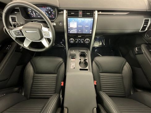 Used 2025 Land Rover Discovery S image 14