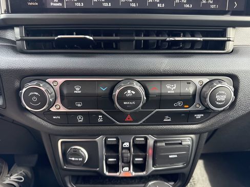 Used 2025 Jeep Wrangler Unlimited Sport AWD/4WD image 18