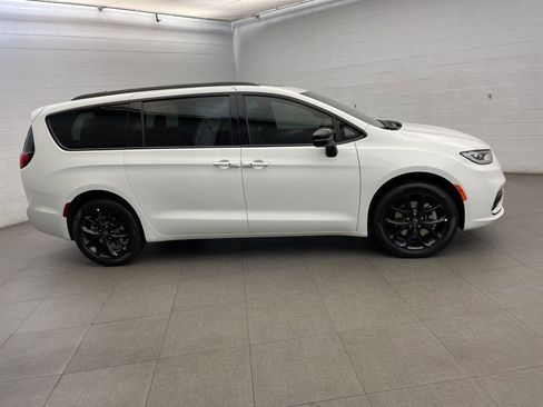 New 2026 Chrysler Pacifica Limited w/ S Appearance Package image 2
