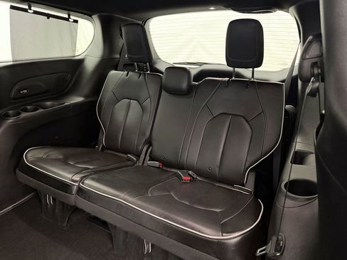 Used 2021 Chrysler Pacifica Limited w/ Uconnect Theater Family Group FWD image 32