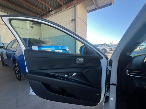 Used 2025 Hyundai Elantra Limited image 20