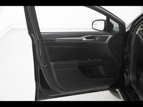 Used 2018 Ford Fusion SE AWD/4WD image 5