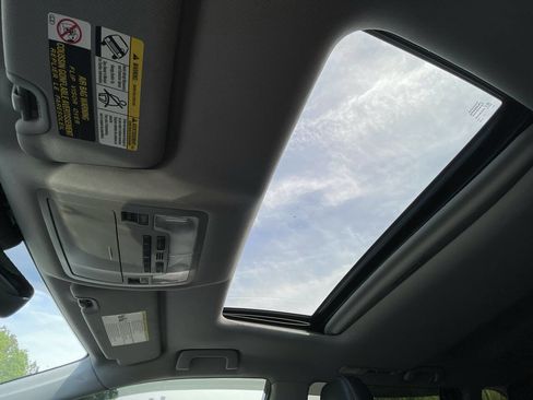 Used 2019 Toyota Highlander XLE image 23