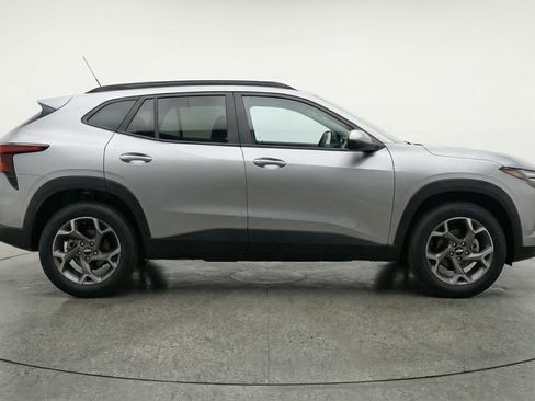 Used 2025 Chevrolet Trax LT FWD image 11
