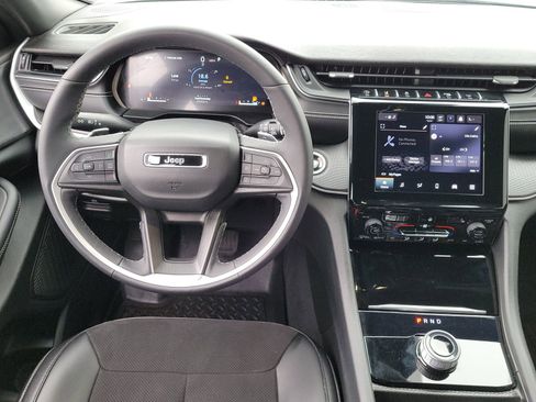 Used 2024 Jeep Grand Cherokee L Laredo image 13