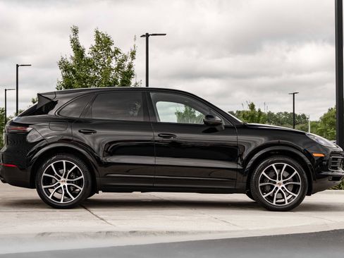 Used 2022 Porsche Cayenne Platinum Edition AWD/4WD image 3