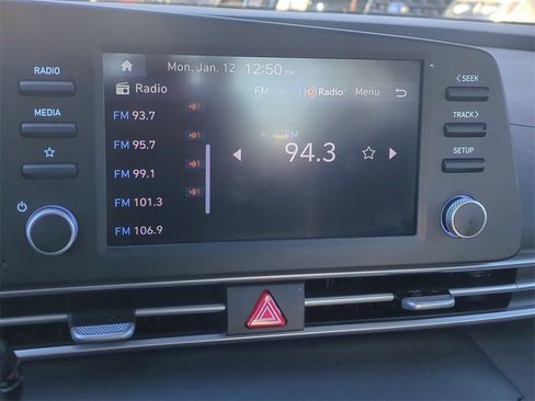 Used 2024 Hyundai Elantra SE image 18