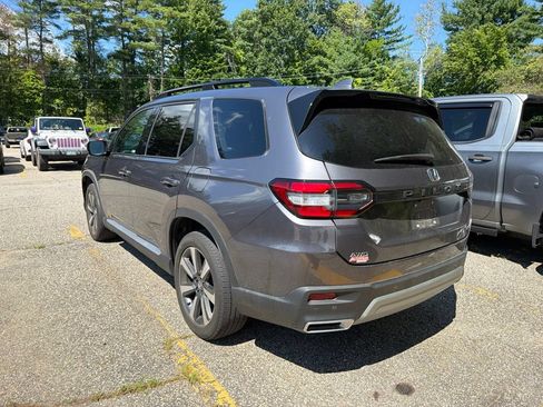 Used 2024 Honda Pilot Touring image 2
