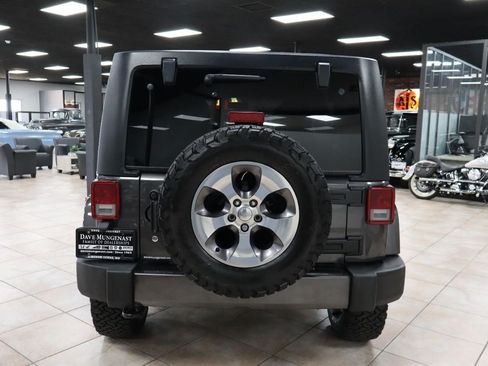 Used 2018 Jeep Wrangler Unlimited Sahara w/ Connectivity Group AWD/4WD image 5