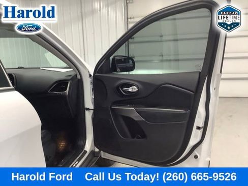 Used 2021 Jeep Cherokee Limited w/ Trailer Tow Group AWD/4WD image 11