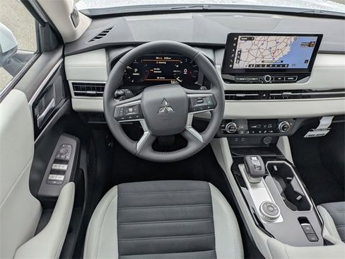 New 2025 Mitsubishi Outlander SE image 30
