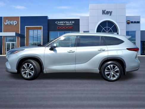 Used 2021 Toyota Highlander XLE AWD/4WD image 2