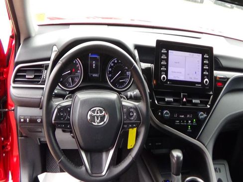 Used 2024 Toyota Camry SE image 12