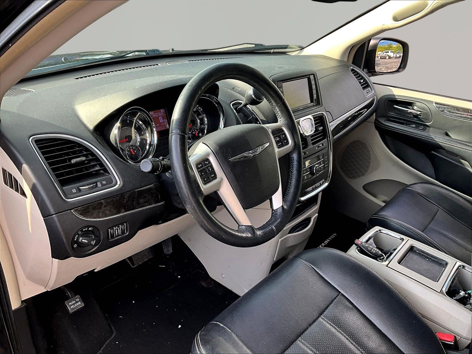 Used 2015 Chrysler Town & Country Touring-L w/ Driver Convenience Group FWD image 16