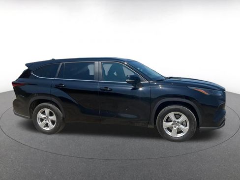 Used 2025 Toyota Highlander LE FWD image 18